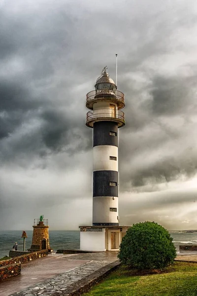 Un phare ou une tour de signalisation lumineuse situé sur la côte maritime ou sur le continent. — Photo