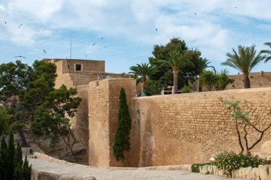 Alicante, İspanya 'nın Valensiya Bölgesi' nde bulunan bir şehirdir..