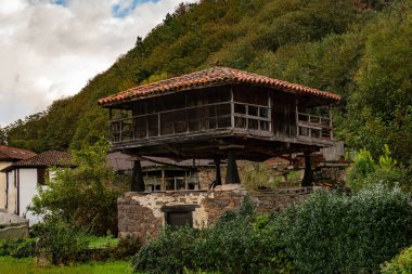 Horreo, inkar edilemez bir folklorik değere sahiptir ve Asturian kimliğinin dönüm noktasıdır.