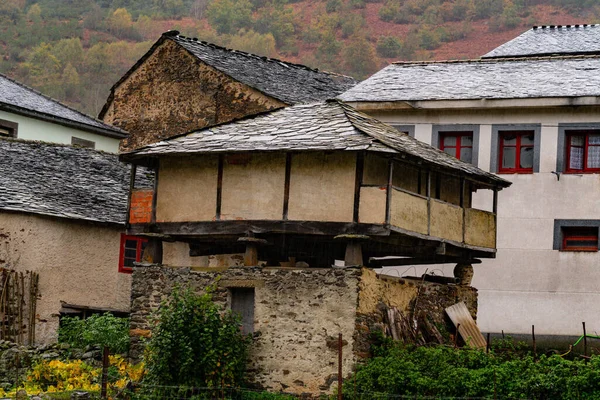 The horreo, has an undeniable folkloric value and is a milestone of Asturian identity — Foto Stock