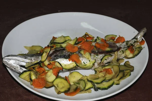 Sea bass fillet baked on grill in white plate — Fotografia de Stock