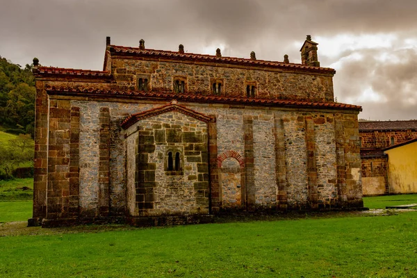 Romanesque church of San Salvador — Stockfoto