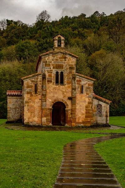 Romanska kyrkan San Salvador — Stockfoto