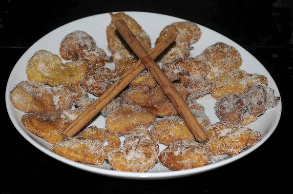 The bunuelo of Spanish origin, consists of a fried flour dough with a circular shape. — Stock Photo, Image