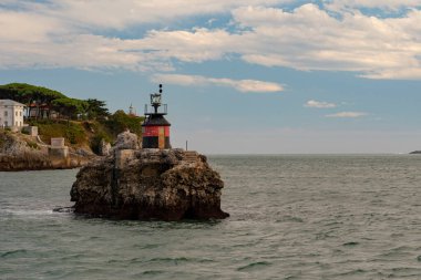 Santander Körfezi kıyısında.