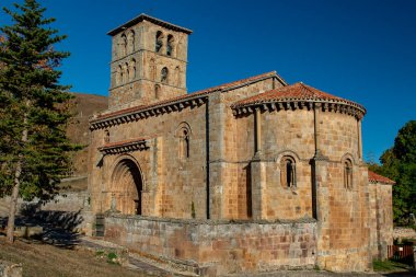 San Pedro de Cervatos Romanik Kolej Kilisesi.