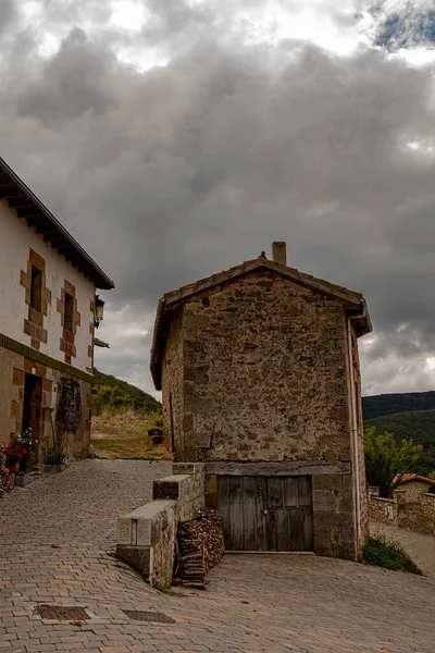 Romantische Straße im Dorf Aldea del Ebro — Stockfoto