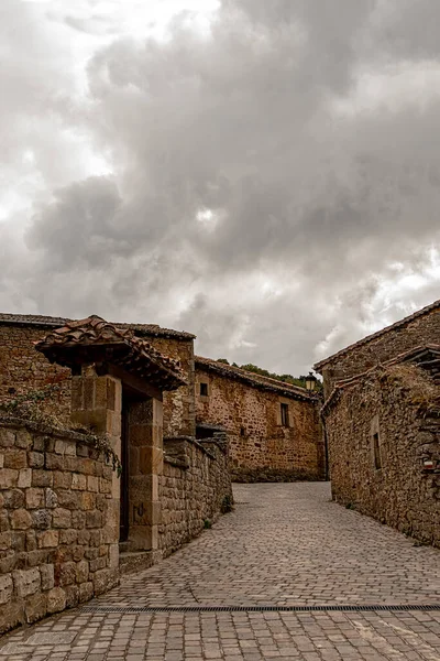 Romantikus utca Aldea del Ebro faluban — Stock Fotó