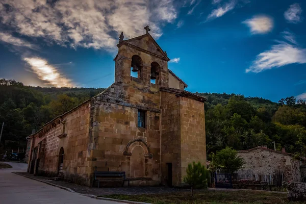 Igreja românica de San Miguel em Cejancas — Fotografia de Stock