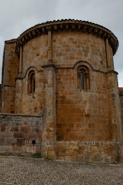 Romanische collegiale kerk van San Pedro de Cervatos. — Stockfoto