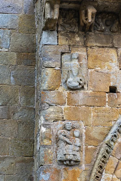 Romanska kollegiet kyrkan San Pedro de Cervatos. — Stockfoto