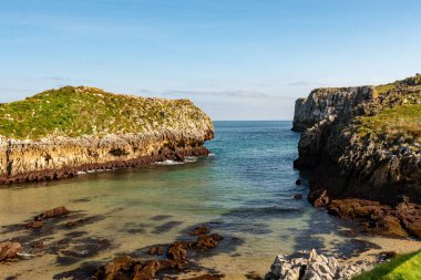 İspanya 'nın Asturian kıyısındaki Cue Sahili manzarası.