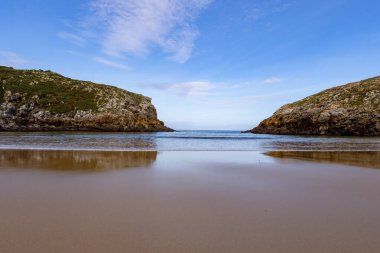 İspanya 'nın Asturian kıyısındaki Cue Sahili manzarası.