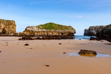 İspanya 'nın Asturian kıyısındaki Cue Sahili manzarası.