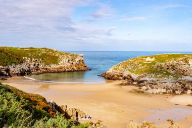 İspanya 'nın Asturian kıyısındaki Cue Sahili manzarası.