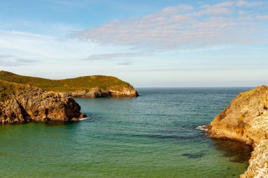 Asturian sahilindeki Poo plajının manzarası.
