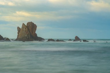Playa del Silencio 'nun Asturian sahilindeki manzarası.