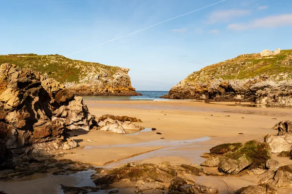İspanya 'nın Asturian kıyısındaki Cue Sahili manzarası.