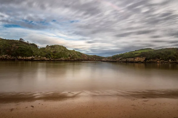Paisaje de la playa de Poo en la costa asturiana. —  Fotos de Stock