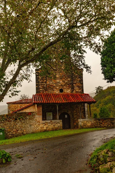 Church of San Bartolome in Belmonte de Miranda. — 图库照片