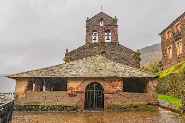 Igreja românica de San Emiliano na aldeia rural de San Emiliano — Fotografia de Stock