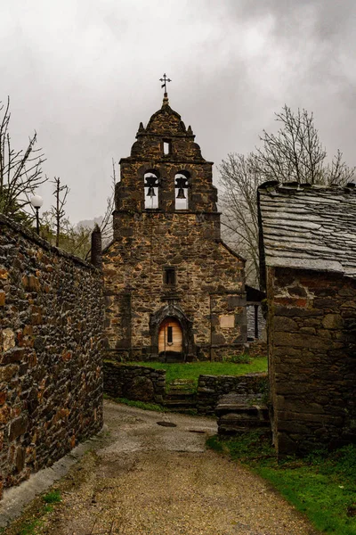 Romanesque church of Santa Maria in Hermo Monastery — Stockfoto