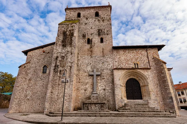 Romaanse kerk van Santa Maria del Conceyu in Llanes. — Stockfoto