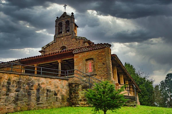 Romanic Church of Santa Maria Magdalena de Ruedes. — Fotografia de Stock