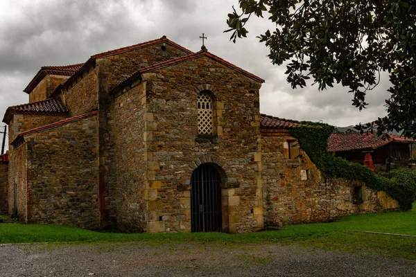 Roma öncesi San Juan Apostol Kilisesi Evangelista de Santianes de Pravia. — Stok fotoğraf