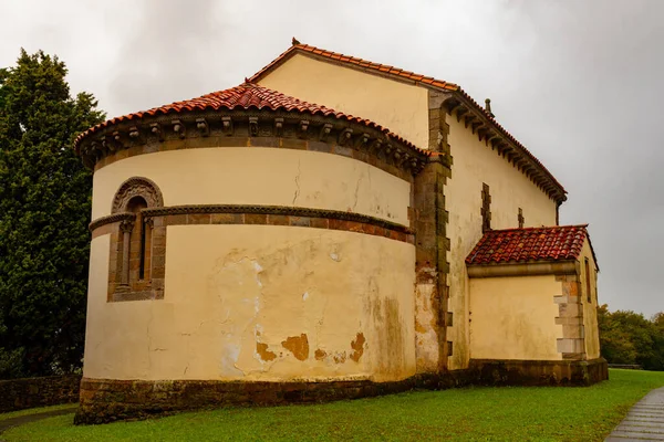 Romanesque church of Santa Maria de Narzana — 图库照片