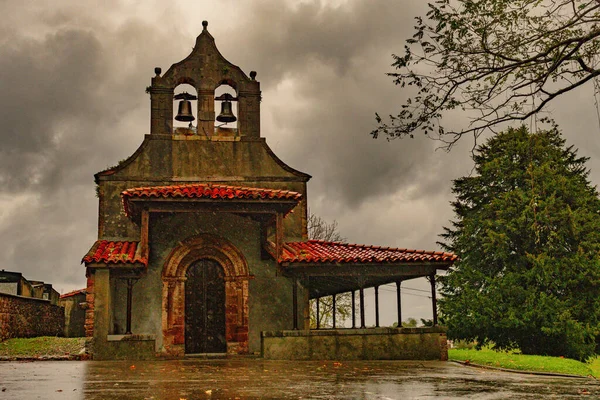 Romantiska kyrkan Santiago de Arlos — Stockfoto