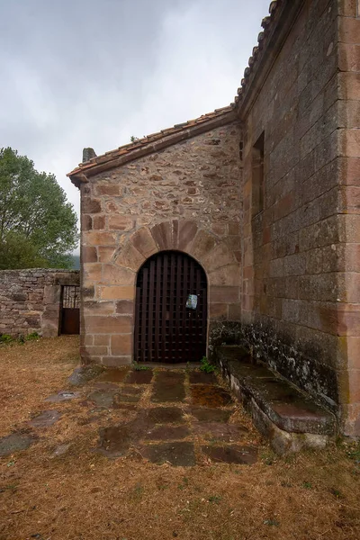Romanesque Church of San Juan Bautista de Mata de Hoz. — 图库照片