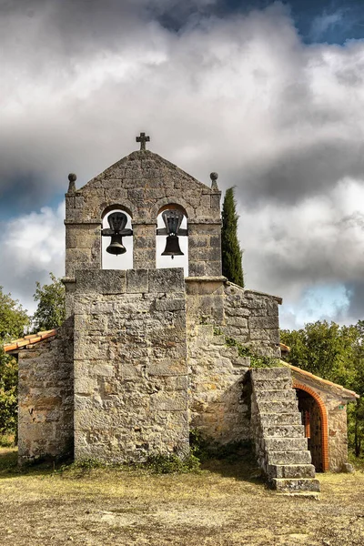Romanska kyrkan San Mames i Otero del Monte. — Stockfoto