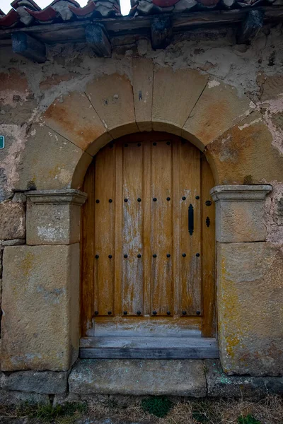 Serna del EbroのSan Dionisioのロマネスク様式の教会. — ストック写真