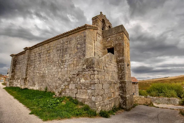 Igreja românica de San Dionisio em Serna del Ebro. — Fotografia de Stock