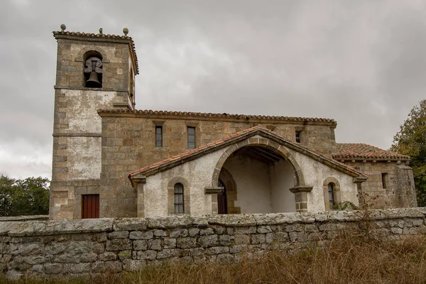 Romanische Kirche San Vicente in Loma Somera. — Stockfoto