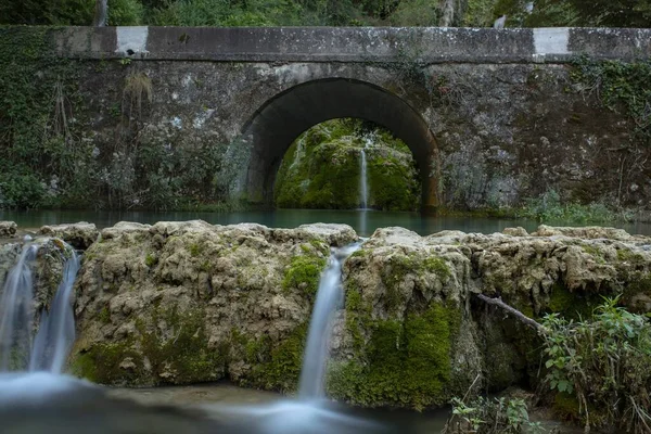 Cachoeira turquesa em Orbaneja del Castillo. — Fotografia de Stock