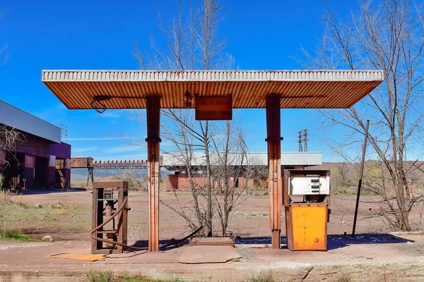 Abandoned fuel dispenser in the Alquife Mines in Granada. — Stock Photo, Image