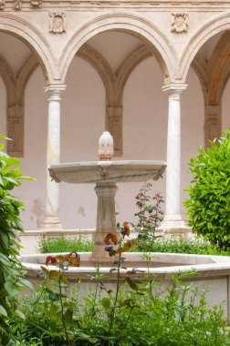 Santa Domingo Manastırı 'nın avlusundaki çeşme Baza, Granada' da..