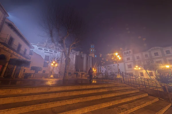 Hauptplatz im Nebel in der Stadt Baza in Granada. — Stockfoto