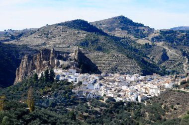 Villa de Castril de la Pena, Granada 'nın panoramik manzarası.