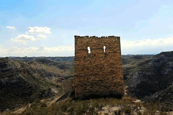 Schloss am Ende der Welt oder Schloss Muros in Fonelas, Granada. — Stockfoto