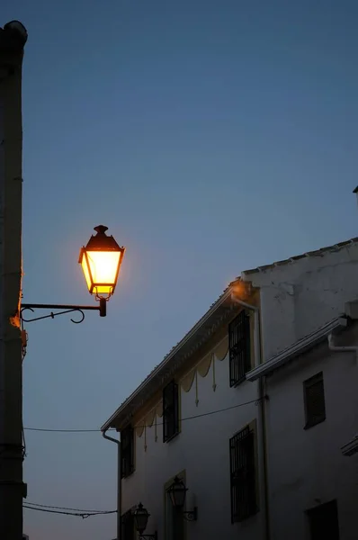 Linterna iluminando una calle rural en Orce, Granada. — Foto de Stock
