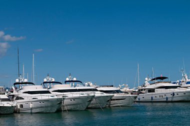 Estepona Marina ve Malaga, Endülüs 'teki balıkçılık limanı.
