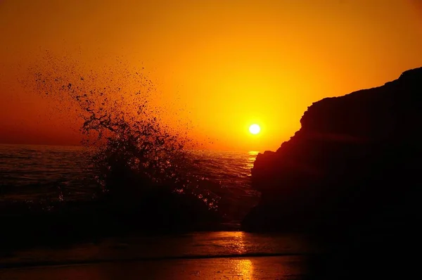 Coucher de soleil sur la plage de Terrox à Malaga, Andalousie. — Photo
