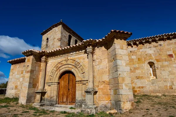 Romaanse kerk van Santiago Apostel in Cezura in Palencia. — Stockfoto
