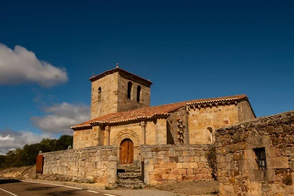 Romaanse kerk van Santiago Apostel in Cezura in Palencia. — Stockfoto