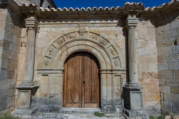 Romanesque church of Santiago Apostol in Cezura in Palencia. — 스톡 사진