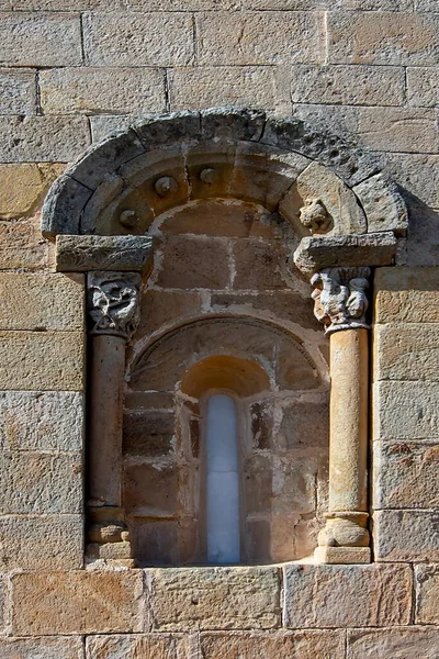 Romanska kyrkan Santiago Apostol i Cezura i Palencia. — Stockfoto