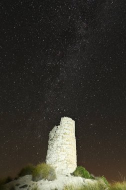 Cortes de Baza, Granada 'daki Kanada Kulesi üzerinde gece fotoğrafçılığı.